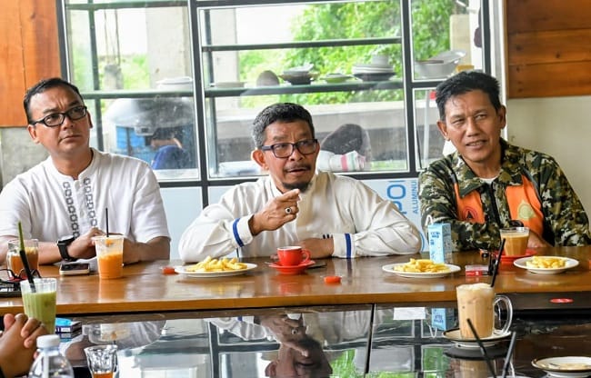 Ketua Harian Perbakin Abes, Ridwan Jamil S.Sos M.Si. menyampaikan arahan dalam pertemuan Pengurus Perbakin Abes dengan atlet para pora di Barika Cafe, Kecamatan Ingin Jaya, Aceh Besar, Jumat (05/06/2026). FOTO/MC ACEH BESAR Ketua Harian Perbakin Abes, Ridwan Jamil S.Sos M.Si. menyampaikan arahan dalam pertemuan Pengurus Perbakin Abes dengan atlet para pora di Barika Cafe, Kecamatan Ingin Jaya, Aceh Besar, Jumat (05/06/2026). FOTO/MC ACEH BESAR