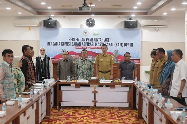 Sekretaris Daerah Aceh, M. Nasir, dan rombongan BAM DPR RI di Ruang Potensi Daerah I Sekretariat Daerah Aceh. (Dok/Humas) Sekretaris Daerah Aceh, M. Nasir, dan rombongan BAM DPR RI di Ruang Potensi Daerah I Sekretariat Daerah Aceh. (Dok/Humas)