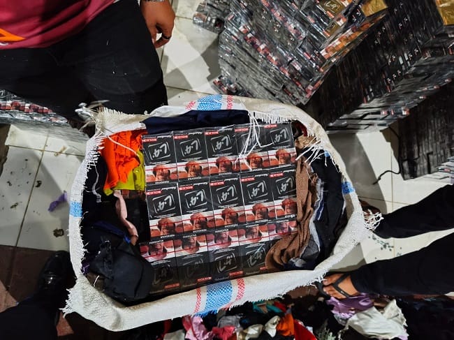 Rokok Ilegal saat diamankan di Banda Aceh. Rokok Ilegal saat diamankan di Banda Aceh.