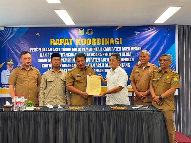 Sekretaris Daerah (Sekda) Kabupaten Aceh Besar, Bahrul Jamil SSos MSi menegaskan, pentingnya percepatan sertifikasi seluruh aset milik Pemerintah Kabupaten (Pemkab) Aceh Besar Sekretaris Daerah (Sekda) Kabupaten Aceh Besar, Bahrul Jamil SSos MSi menegaskan, pentingnya percepatan sertifikasi seluruh aset milik Pemerintah Kabupaten (Pemkab) Aceh Besar