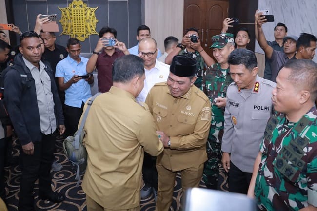 Bupati Aceh Besar H. Muharram Idris (Syech Muharram) bersama Wakil Gubernur Aceh H. Fadhlullah dan unsur Forkopimda menyambut kedatangan Menteri Dalam Negeri RI Tito Karnavian beserta rombongan di Ruang VIP Bandara Internasional Sultan Iskandar Muda (SIM), Blang Bintang, Aceh Besar, Selasa (9/6/2026). FOTO/MC ACEH BESAR