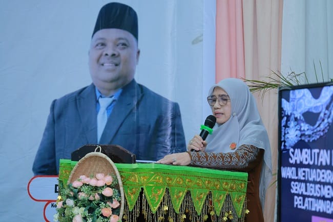 Wakil Ketua Dekranasda Aceh Besar, Hj. Nuril Fazli, S.Ag., Memberikan sambutan pada Pembukaan Pelatihan Kerajinan Batik Lanjutan sebagai upaya meningkatkan kualitas sumber daya manusia dan memperkuat daya saing produk batik unggulan daerah kegiatan ini yang berlangsung di Aula Dekranasda Aceh Besar, Selasa (9/6/2026).FOTO/MC ACEH BESAR Wakil Ketua Dekranasda Aceh Besar, Hj. Nuril Fazli, S.Ag., Memberikan sambutan pada Pembukaan Pelatihan Kerajinan Batik Lanjutan sebagai upaya meningkatkan kualitas sumber daya manusia dan memperkuat daya saing produk batik unggulan daerah kegiatan ini yang berlangsung di Aula Dekranasda Aceh Besar, Selasa (9/6/2026).FOTO/MC ACEH BESAR