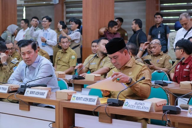 Bupati Aceh Besar H. Muharram Idris (Syech Muharram) mengikuti Rapat Koordinasi dan Evaluasi Percepatan Pemulihan Pascabencana Hidrometeorologi di Aceh yang dipimpin Menteri Dalam Negeri Tito Karnavian di Kantor Gubernur Aceh, Banda Aceh, Selasa (9/6/2026). Foto/ MC Aceh Besar Bupati Aceh Besar H. Muharram Idris (Syech Muharram) mengikuti Rapat Koordinasi dan Evaluasi Percepatan Pemulihan Pascabencana Hidrometeorologi di Aceh yang dipimpin Menteri Dalam Negeri Tito Karnavian di Kantor Gubernur Aceh, Banda Aceh, Selasa (9/6/2026). Foto/ MC Aceh Besar