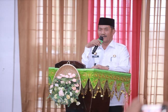 Wakil Bupati Aceh Besar Drs Syukri menyampaikan sambutan dan sekaligus membuka Pelatihan Nazhir Wakaf di Aula Dekranasda Aceh Besar, Gampong Gani, Kecamatan Ingin Jaya, Aceh Besar, Rabu (10/6/2026). FOTO/ PROKOPIM PEMKAB ACEH BESAR Wakil Bupati Aceh Besar Drs Syukri menyampaikan sambutan dan sekaligus membuka Pelatihan Nazhir Wakaf di Aula Dekranasda Aceh Besar, Gampong Gani, Kecamatan Ingin Jaya, Aceh Besar, Rabu (10/6/2026). FOTO/ PROKOPIM PEMKAB ACEH BESAR