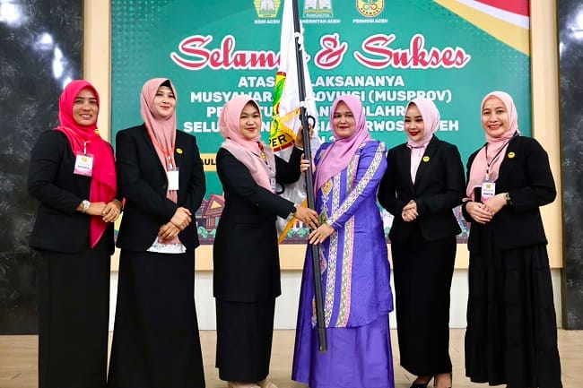 Ny. Mukarramah Fadhlullah berfoto bersama pengurus PERWOSI Aceh usai terpilih secara aklamasi sebagai Ketua PERWOSI Aceh periode 2026–2030 dalam Musprov di Aula DWP Aceh, Rabu (10/6/2026). Foto: Dok. Istimewa