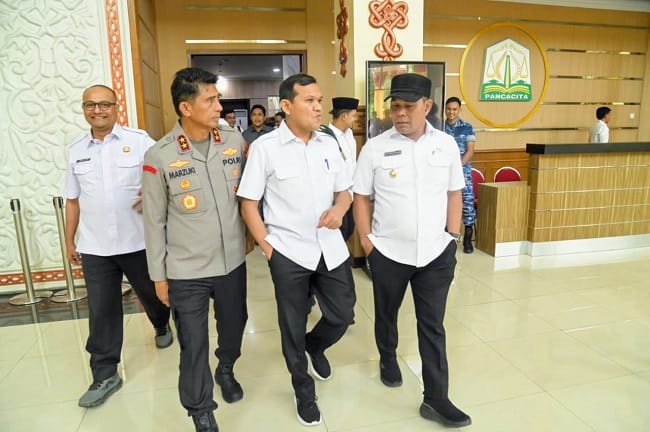 Wagub Aceh Fadlullah, SE, Bupati Aceh Besar, H Muharram Idris dan Kapolda Aceh Irjen Pol Marzuki Ali berjalan saling berbincang seusai melepas keberangkatan Mendagri RI di VIP Room Bandara SIM, Blang Bintang, Aceh Besar, Rabu (10/06/2026). FOTO/ MC ACEH BESAR