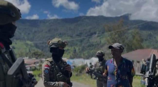 Personel Satgas Operasi Damai Cartenz 2026 melaksanakan patroli jalan kaki di Distrik Sinak, Kabupaten Puncak, Rabu (10/6/2026). Kegiatan patroli rutin yang dimulai pukul 09.30 WIT ini menyusuri area permukiman masyarakat dan objek-objek vital guna menjaga stabilitas keamanan serta mengantisipasi potensi gangguan dari kelompok kriminal bersenjata /Istimewa Personel Satgas Operasi Damai Cartenz 2026 melaksanakan patroli jalan kaki di Distrik Sinak, Kabupaten Puncak, Rabu (10/6/2026). Kegiatan patroli rutin yang dimulai pukul 09.30 WIT ini menyusuri area permukiman masyarakat dan objek-objek vital guna menjaga stabilitas keamanan serta mengantisipasi potensi gangguan dari kelompok kriminal bersenjata /Istimewa