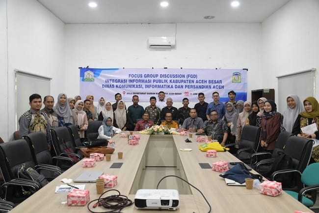 Kepala Bidang Pengelolaan dan Layanan Informasi Publik Diskominsa Aceh, Safrizal AR, S.Sos., MM, foto bersama peserta Focus Group Discussion (FGD) Integrasi Informasi Publik Kabupaten Aceh Besar yang diselenggarakan oleh Diskominsa Aceh bersama Diskominfo Aceh Besar di Aula Bappeda Aceh Besar, Kota Jantho, Kamis (11/6/2026). FOTO/MC ACEH BESAR Kepala Bidang Pengelolaan dan Layanan Informasi Publik Diskominsa Aceh, Safrizal AR, S.Sos., MM, foto bersama peserta Focus Group Discussion (FGD) Integrasi Informasi Publik Kabupaten Aceh Besar yang diselenggarakan oleh Diskominsa Aceh bersama Diskominfo Aceh Besar di Aula Bappeda Aceh Besar, Kota Jantho, Kamis (11/6/2026). FOTO/MC ACEH BESAR