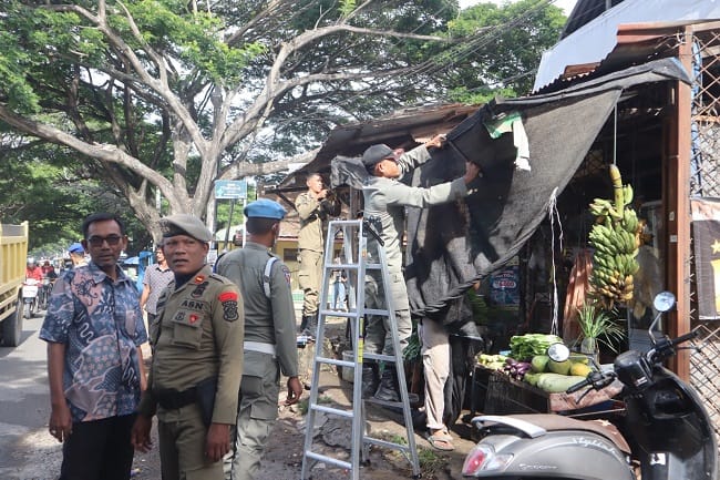 Petugas Satpol PP dan WH Aceh Besar membongkar kanopi yang menjorok ke badan jalan dan bahu jalan, di Jalan Laksamana Malahayati, Kecamatan Baitussalam, Kabupaten Aceh Besar, Kamis (11/6/2026). FOTO/ MC ACEH BESAR Petugas Satpol PP dan WH Aceh Besar membongkar kanopi yang menjorok ke badan jalan dan bahu jalan, di Jalan Laksamana Malahayati, Kecamatan Baitussalam, Kabupaten Aceh Besar, Kamis (11/6/2026). FOTO/ MC ACEH BESAR