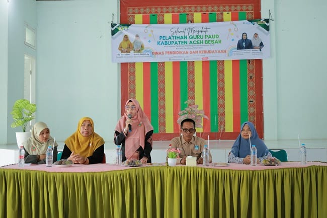 Ketua Pokja Bunda PAUD Kabupaten Aceh Besar, Hj. Nurul Fazli, S.Ag, secara resmi membuka pelatihan guru PAUD, di SMPN 1 Suka Makmur, Kamis (11/6/2026).