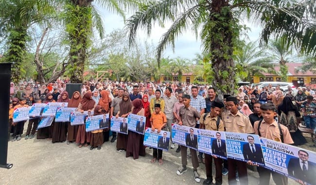 Penyerahan bantuan beasiswa Program Indonesia Pintar (PIP) kepada sejumlah siswa dalam kegiatan sosialisasi dan penyaluran PIP di SMP Negeri 2 Meureubo, Kabupaten Aceh Barat, Jumat (12/6/2026). Foto: dok. Rumoh Aspirasi TRH. Penyerahan bantuan beasiswa Program Indonesia Pintar (PIP) kepada sejumlah siswa dalam kegiatan sosialisasi dan penyaluran PIP di SMP Negeri 2 Meureubo, Kabupaten Aceh Barat, Jumat (12/6/2026). Foto: dok. Rumoh Aspirasi TRH.