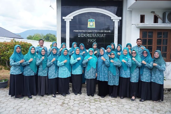Foto bersama usai pelaksanaan rapat rutin TP PKK Aceh Besar di Gedung Sekretariat PKK Aceh Besar, Gampong Lam Ilie Teungoh, Kecamatan Indrapuri, Kabupaten Aceh Besar, Jumat (12/6/2026). FOTO/ MC ACEH BESAR Foto bersama usai pelaksanaan rapat rutin TP PKK Aceh Besar di Gedung Sekretariat PKK Aceh Besar, Gampong Lam Ilie Teungoh, Kecamatan Indrapuri, Kabupaten Aceh Besar, Jumat (12/6/2026). FOTO/ MC ACEH BESAR