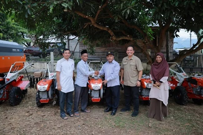 Asisten II Sekdakab Aceh Besar M. Ali SSos., MSi., bersama Plt Kadis Pertanian Aceh Besar Imam Munandar STP., foto bersama para petani penerima bantuan, di Gudang Pertanian, Lambaro Samahani, Kecamatan Kuta Malaka, Jum'at (12/6/2026). FOTO/ MC ACEH BESAR Asisten II Sekdakab Aceh Besar M. Ali SSos., MSi., bersama Plt Kadis Pertanian Aceh Besar Imam Munandar STP., foto bersama para petani penerima bantuan, di Gudang Pertanian, Lambaro Samahani, Kecamatan Kuta Malaka, Jum'at (12/6/2026). FOTO/ MC ACEH BESAR
