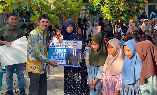 Aidil Mashendra menyerahkan secara simbolis bantuan Beasiswa PIP Usulan Teuku Riefky Harsya di Aceh Barat Daya pada Sabtu (13/6/2026). Foto: dok. Rumoh Aspirasi TRH