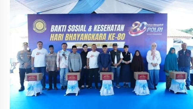 Wakapolri Komjen Pol. Dedi Prasetyo, bersama keluarga besar Akpol 1990 Dhira Brata menggelar bakti sosial dan bakti kesehatan di Megamendung, Kabupaten Bogor, Minggu (14/6/2026).foto;[Ist]