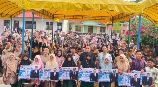 Penyerahan secara simbolis beasiswa Program Indonesia Pintar (PIP) usulan Teuku Riefky Harsya dalam kegiatan yang berlangsung di SD Negeri 1 Seubadeh, Kecamatan Bakongan Timur, Aceh Selatan pada Minggu, 14 Juni 2026. FOTO/dok. Rumoh Aspirasi TRH Penyerahan secara simbolis beasiswa Program Indonesia Pintar (PIP) usulan Teuku Riefky Harsya dalam kegiatan yang berlangsung di SD Negeri 1 Seubadeh, Kecamatan Bakongan Timur, Aceh Selatan pada Minggu, 14 Juni 2026. FOTO/dok. Rumoh Aspirasi TRH