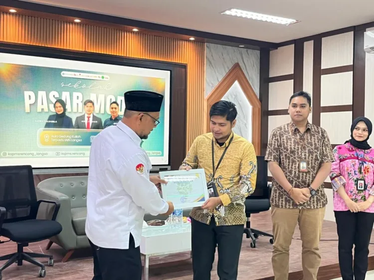 Narasumber dari BEI Aceh, OJK Aceh, dan Bank Indonesia Perwakilan Lhokseumawe menyampaikan materi pada kegiatan Sekolah Pasar Modal Syariah di IAIN Langsa dan UIN Sultanah Nahrasiyah Lhokseumawe, Juni 2026. Kegiatan ini bertujuan meningkatkan literasi keuangan syariah serta kewaspadaan mahasiswa terhadap investasi ilegal Ⓒ Hak cipta foto di atas dikembalikan sesungguhnya kepada pemilik foto Narasumber dari BEI Aceh, OJK Aceh, dan Bank Indonesia Perwakilan Lhokseumawe menyampaikan materi pada kegiatan Sekolah Pasar Modal Syariah di IAIN Langsa dan UIN Sultanah Nahrasiyah Lhokseumawe, Juni 2026. Kegiatan ini bertujuan meningkatkan literasi keuangan syariah serta kewaspadaan mahasiswa terhadap investasi ilegal Ⓒ Hak cipta foto di atas dikembalikan sesungguhnya kepada pemilik foto