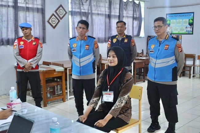 PANTAU TES AKPOL - Kapolda Aceh, Irjen Pol Marzuki Ali Basyah memantau langsung pelaksanaan tes psikologi dan PMK terhadap peserta seleksi Akpol di Polda Aceh yang dilaksanakan di SMA Negeri 4 Banda Aceh, Senin (15/6/2026). DOK HUMAS POLDA ACEH PANTAU TES AKPOL - Kapolda Aceh, Irjen Pol Marzuki Ali Basyah memantau langsung pelaksanaan tes psikologi dan PMK terhadap peserta seleksi Akpol di Polda Aceh yang dilaksanakan di SMA Negeri 4 Banda Aceh, Senin (15/6/2026). DOK HUMAS POLDA ACEH