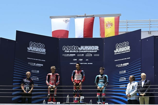Pebalap binaan AHM Muhammad Kiandra Ramadhipa berhasil meraih podium pertama perdananya pada putaran kedua Moto3 Junior World Championship 2026 di Circuito do Estoril, Portugal, Minggu (14/6). (Foto/Ist.)