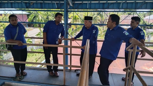 Plt Dirut PDAM Tirta Mountala Aceh Besar, Ir. Yusmadi, MM., didampingi Direktur Umum Devid Zainal SE dan jajaran saat meninjau WTP di kawasan Montasik, Aceh Besar, Senin (15/6/2026). FOTO/ MC ACEH BESAR Plt Dirut PDAM Tirta Mountala Aceh Besar, Ir. Yusmadi, MM., didampingi Direktur Umum Devid Zainal SE dan jajaran saat meninjau WTP di kawasan Montasik, Aceh Besar, Senin (15/6/2026). FOTO/ MC ACEH BESAR