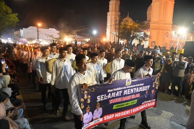 Para peserta mengikuti pawai Tahun Baru Islam 1448 H dengan berbgai mobil hias di depan Masjid Jamik Lambaro, Kecamatan Ingin Jaya, Aceh Besar, Senin (15/06/2026) malam. FOTO/MC ACEH BESAR Para peserta mengikuti pawai Tahun Baru Islam 1448 H dengan berbgai mobil hias di depan Masjid Jamik Lambaro, Kecamatan Ingin Jaya, Aceh Besar, Senin (15/06/2026) malam. FOTO/MC ACEH BESAR