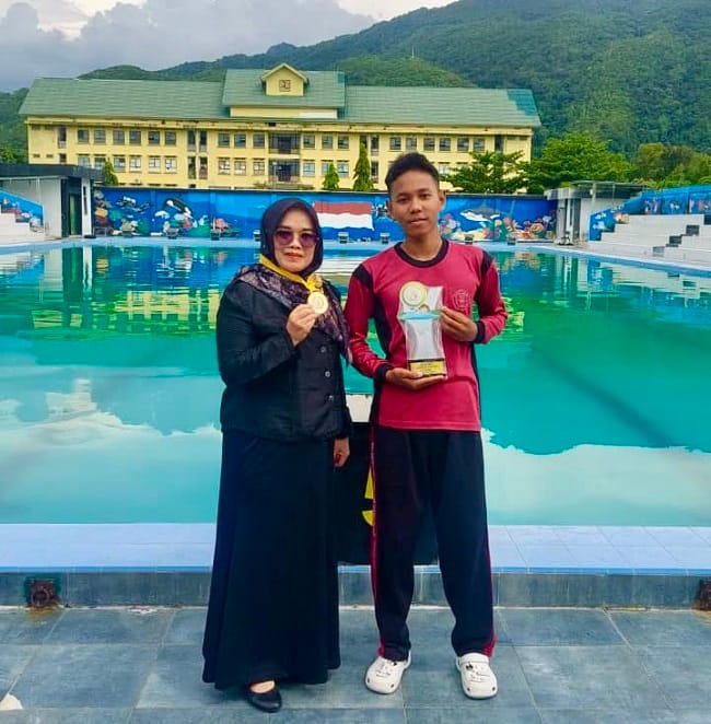 MEDALI EMAS 02SN - Siswa SMPN 2 darul Imarah, Muhammad Firas Alfathir sukses meraih juara I dan menyabet medali emas cabang renang putra pada O2SN 2026 tingkat Kabupaten Aceh Besar. MEDALI EMAS 02SN - Siswa SMPN 2 darul Imarah, Muhammad Firas Alfathir sukses meraih juara I dan menyabet medali emas cabang renang putra pada O2SN 2026 tingkat Kabupaten Aceh Besar.