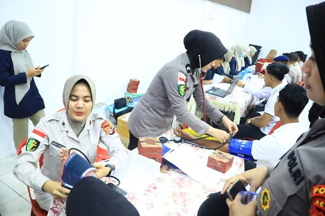 Dalam rangka menyambut Hari Bhayangkara ke-80 Tahun 2026, Polda Aceh menggelar kegiatan bakti kesehatan berupa donor darah yang dipusatkan di Aula Cut Mutia Biddokkes Polda Aceh, Lamteumen, Banda Aceh, Rabu (17/6/2026). Dalam rangka menyambut Hari Bhayangkara ke-80 Tahun 2026, Polda Aceh menggelar kegiatan bakti kesehatan berupa donor darah yang dipusatkan di Aula Cut Mutia Biddokkes Polda Aceh, Lamteumen, Banda Aceh, Rabu (17/6/2026).