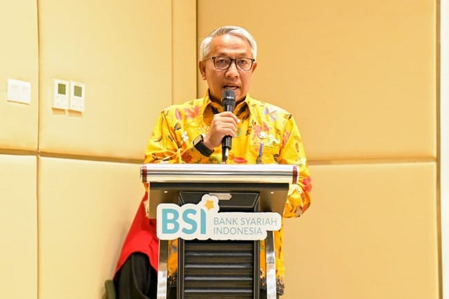 Direktur Pendidikan Yayasan SMP IT Al Farabi Bilingual School, Syakir Daulay menyampaikan sambutan pada acara Al Farabi Award Tahun 2026 di Aula Landmark BSI Aceh, Banda Aceh, Kamis (18/06/2026). FOTO/MC ACEH BESAR Direktur Pendidikan Yayasan SMP IT Al Farabi Bilingual School, Syakir Daulay menyampaikan sambutan pada acara Al Farabi Award Tahun 2026 di Aula Landmark BSI Aceh, Banda Aceh, Kamis (18/06/2026). FOTO/MC ACEH BESAR