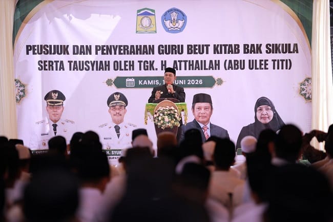 Bupati Aceh Besar H Muharram Idris menyampaikan arahannya pada kegiatan peusijuek ratusan guru Beut Kitab bak Sikula, di halaman Gedung Dekranasda Aceh Besar, Kamis (18/6/2026). FOTO/ MC ACEH BESAR Bupati Aceh Besar H Muharram Idris menyampaikan arahannya pada kegiatan peusijuek ratusan guru Beut Kitab bak Sikula, di halaman Gedung Dekranasda Aceh Besar, Kamis (18/6/2026). FOTO/ MC ACEH BESAR