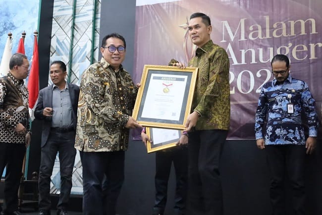 Sekretaris Daerah Aceh, M. Nasir Syamaun, menerima Anugerah SMSI 2026 sebagai Tokoh Inspiratif Nasional di Hall Dewan Pers, Jakarta, Kamis, 18 Juni 2026. (Foto. : Humas Pemerintah Aceh) Sekretaris Daerah Aceh, M. Nasir Syamaun, menerima Anugerah SMSI 2026 sebagai Tokoh Inspiratif Nasional di Hall Dewan Pers, Jakarta, Kamis, 18 Juni 2026. (Foto. : Humas Pemerintah Aceh)