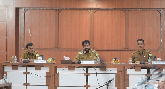 Gubernur Aceh, Muzakir Manaf didampingi Wakil Gubernur Fadhullah dan Sekda Aceh, M Masir saat memberikan arahan kepada ASN Pemerintah Aceh.