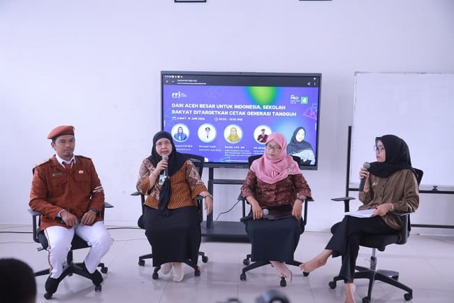 Plt Kadisdikbud Aceh Besar Rahmawati bersama jajaran mengikuti dialog interaktif RRI Banda Aceh di SRMA 1 Aceh Besar, UPT Sentra Darussa’adah, Jumat (19/6/2026). FOTO/PROKOPIM ACEH BESAR