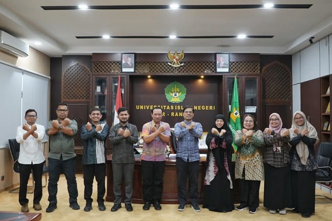 FOTO BERSAMA - Rektor UIN Ar-Raniry, Prof Mujiburrahman dan Kepala Balai Pelayanan Pelindungan Pekerja Migran Indonesia (BP3MI) Aceh, Siti Rolijah foto bersama, usai pertemuan di ruang kerja Rektor, Jumat (19/6/2026).
