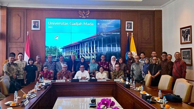 Tim Universitas Syiah Kuala (USK) saat menghadiri Diskusi Tata Kelola Pendidikan Dokter Spesialis dan Rumah Sakit Pendidikan yang dipimpin Menteri Koordinator Bidang Pembangunan Manusia dan Kebudayaan (Menko PMK), Prof. Dr. Pratikno, M.Soc.Sc., di Universitas Gadjah Mada (UGM), Jumat (19/6/2026).