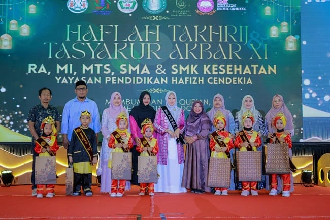 Foto bersama usai penyerahan penghargaan kepada murid penghafal satu juz Al-Qur’an PP ada Haflah Takhrij dan Tasyakur ke-11 RA Yayasan Pendidikan Hafizh Cendekia, di Gedung AAC Dayan Dawood, Kopelma Darussalam, Banda Aceh, Sabtu (20/6/2026). FOTO/ MC ACEH BESAR Foto bersama usai penyerahan penghargaan kepada murid penghafal satu juz Al-Qur’an PP ada Haflah Takhrij dan Tasyakur ke-11 RA Yayasan Pendidikan Hafizh Cendekia, di Gedung AAC Dayan Dawood, Kopelma Darussalam, Banda Aceh, Sabtu (20/6/2026). FOTO/ MC ACEH BESAR