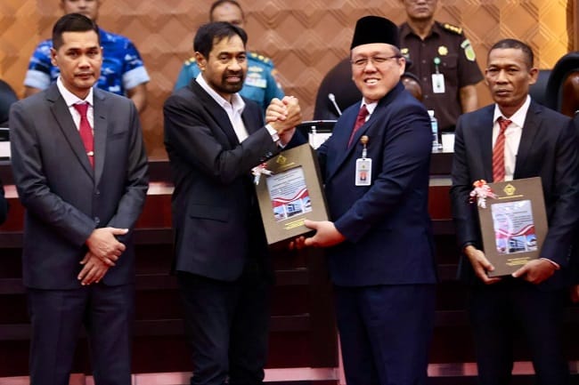 SERAHKAN WTP – Staf Ahli Bidang Manajemen Risiko BPK RI, Dr. Hery Subowo, menyerahkan Opini WTP kepada Gubernur Aceh Muzakir Manaf alias Mualem, dalam Rapat Paripurna DPRA dengan agenda Penyerahan LHP-BPK Atas Laporan Keuangan Pemerintah Aceh Tahun Anggaran 2025, di Gedung Utama DPRA, Senin (22/6/2026). SERAHKAN WTP – Staf Ahli Bidang Manajemen Risiko BPK RI, Dr. Hery Subowo, menyerahkan Opini WTP kepada Gubernur Aceh Muzakir Manaf alias Mualem, dalam Rapat Paripurna DPRA dengan agenda Penyerahan LHP-BPK Atas Laporan Keuangan Pemerintah Aceh Tahun Anggaran 2025, di Gedung Utama DPRA, Senin (22/6/2026).