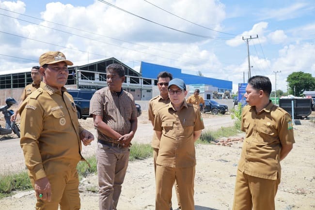 Bupati Aceh Besar H Muharram Idris bersama Kadis PUPR Aceh Besar dan jajaran didampingi Camat Baitussalam meninjau lokasi rencana pembangunan pasar rakyat, di Neuheun, Senin (22/6) 2026). FOTO/ MC ACEH BESAR Bupati Aceh Besar H Muharram Idris bersama Kadis PUPR Aceh Besar dan jajaran didampingi Camat Baitussalam meninjau lokasi rencana pembangunan pasar rakyat, di Neuheun, Senin (22/6) 2026). FOTO/ MC ACEH BESAR