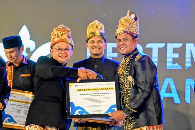 Menteri Mendikdasmen Prof. Dr. Abdul Mu'ti, M.Ed. menyerahkan Pagam Penghargaan kepada Staf Ahli Bupati Aceh Aceh Besar, Abubakar SAg pada acara Anugerah Cakrawala Penyair Nusantara di Aula Keurukon Istana Wali Nanggroe Aceh, Kecamatan Darul Imarah, Aceh Besar, Senin (22/06/2026) malam. FOTO/MC ACEH BESAR Menteri Mendikdasmen Prof. Dr. Abdul Mu'ti, M.Ed. menyerahkan Pagam Penghargaan kepada Staf Ahli Bupati Aceh Aceh Besar, Abubakar SAg pada acara Anugerah Cakrawala Penyair Nusantara di Aula Keurukon Istana Wali Nanggroe Aceh, Kecamatan Darul Imarah, Aceh Besar, Senin (22/06/2026) malam. FOTO/MC ACEH BESAR