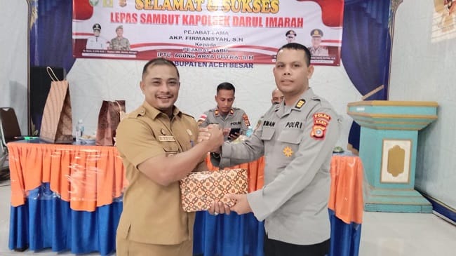 Camat Darul Imarah, Muhammad Basir, SSTP, MSi, menyerahkan cenderamata saat lepas sambut di Gedung UDKP Kecamatan Darul Imarah, Lampeneurut, pada Selasa (23/06/2026). FOTO/MC ACEH BESAR Camat Darul Imarah, Muhammad Basir, SSTP, MSi, menyerahkan cenderamata saat lepas sambut di Gedung UDKP Kecamatan Darul Imarah, Lampeneurut, pada Selasa (23/06/2026). FOTO/MC ACEH BESAR