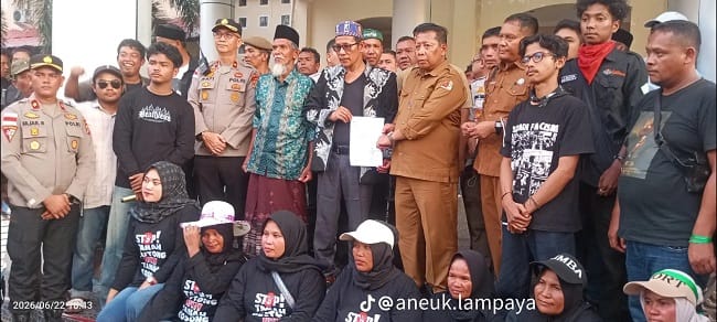 Masyarakat Beutong Ateuh, Kecamatan Beutong Ateuh Banggalang, Kabupaten Nagan Raya, melakukan aksi unjuk rasa ke kantor bupati setempat demi menuntut keadilan dan menolak keras rencana investasi tambang tembaga di wilayah mereka, Senin (22/6/2026) sore. Masyarakat Beutong Ateuh, Kecamatan Beutong Ateuh Banggalang, Kabupaten Nagan Raya, melakukan aksi unjuk rasa ke kantor bupati setempat demi menuntut keadilan dan menolak keras rencana investasi tambang tembaga di wilayah mereka, Senin (22/6/2026) sore.