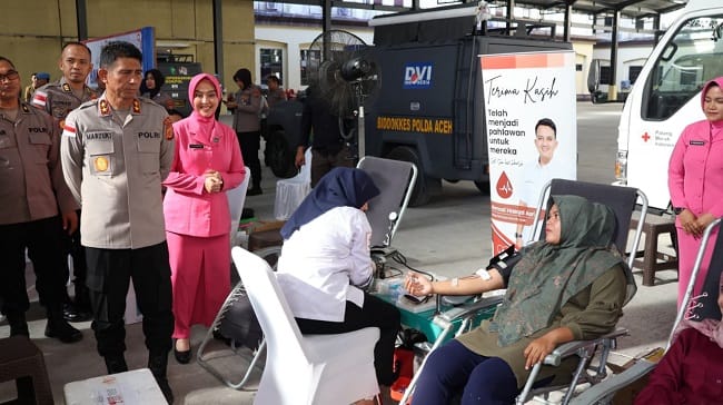 TINJAU LAYANAN - Kapolda Aceh, Irjen Pol Marzuki Ali Basyah meninjau layanan khitanan gratis pada kegiatan bakti kesehatan di Aula Meuligoe Polda Aceh, Selasa (23/6/2026) : Humas Polda Aceh