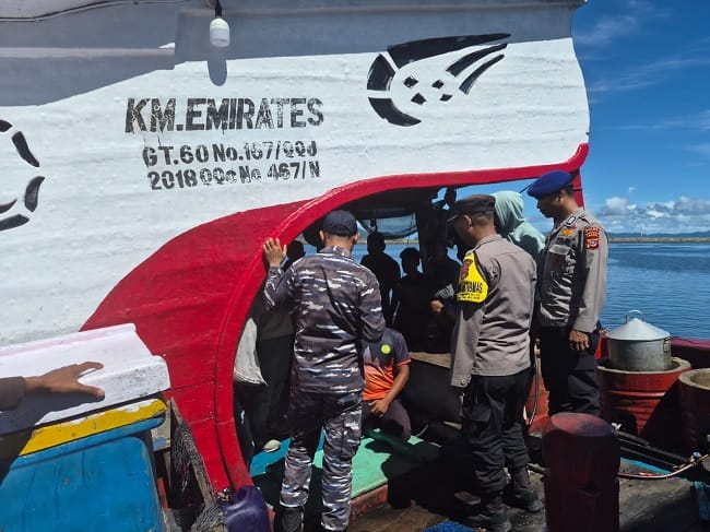 : Personel Ditpolairud Polda Aceh membantu proses evakuasi jenazah seorang anak buah kapal (ABK) KM Emirates yang meninggal dunia saat menjalankan aktivitas penangkapan ikan di perairan Aceh. (ist)