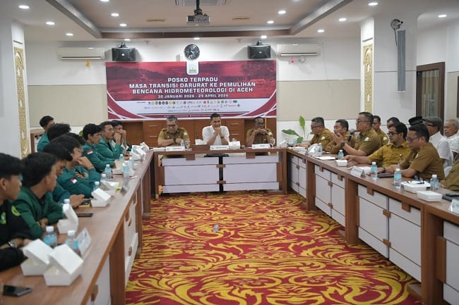 Sekretaris Daerah Aceh M. Nasir berdialog dengan mahasiswa dari berbagai kampus saat audiensi di Posko Penanggulangan Bencana Kantor Gubernur Aceh, Selasa (23/6/2026). Foto: Dok. Istimewa Sekretaris Daerah Aceh M. Nasir berdialog dengan mahasiswa dari berbagai kampus saat audiensi di Posko Penanggulangan Bencana Kantor Gubernur Aceh, Selasa (23/6/2026). Foto: Dok. Istimewa