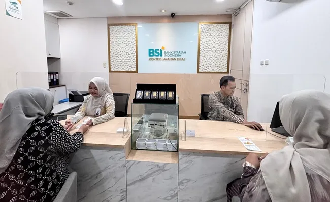 Petugas taksir emas di Konter Layanan Gadai Emas Bank Syariah Indonesia sedang menaksir emas dan menjelaskan gadai emas. Jelang tahun ajaran baru sekolah, tren gadai emas di BSI meningkat signifikan. Rata-rata dalam sebulan jumlah transaksi lebih dari 120 ribu transaksi gadai emas. Hal ini dikarenakan gadai emas menjadi salah satu solusi kebutuhan dana cepat yang aman tanpa harus menjual aset emas yang dimiliki nasabah. FOTO/Humas BSI