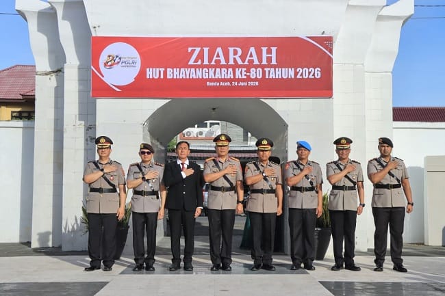 TABUR BUNGA – Wakapolda Aceh Brigjen Pol. Ari Wahyu Widodo, menabur bunga di pusara makam pahlawan di Taman Makam Pahlawan (TMP) Banda Aceh, Rabu (24/6/2026).