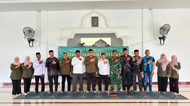 Kadisdukcapil Kabupaten Aceh Besar Rahmad Sentosa, S.Sos., M.AP dan Ketua Mahkamah Syar’iyah Jantho Yusnardi, S.H.I., M.H foto bersama sidang itsbat di Pulo Aceh, Rabu (24/6/2026). FOTO/MC ACEH BESAR