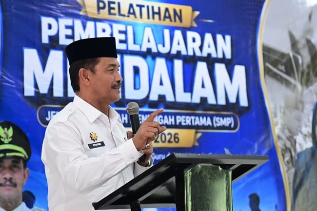 Wakil Bupati Aceh Besar Drs H Syukri memberikan sambutan dan sekaligus membuka Pelatihan Pembelajaran Mendalam jenjang SMP di Aula Disnakertrans Aceh Besar, Rabu (24/6/2026). FOTO/MC ACEH BESAR