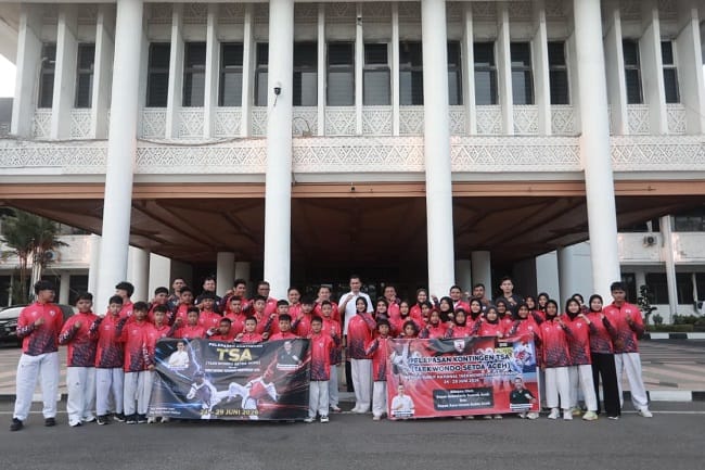 Sekda M Nasir secara resmi melepas kontingen Taekwondo Setda Aceh (TSA) menuju Sumatera Utara dalam rangka mengikuti National Taekwondo Championship 2026, Rabu (24/6/2026). Foto : Dok Biro Adpim.