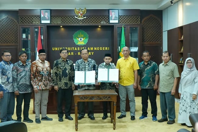 Jajaran Universitas Islam Negeri (UIN) Ar-Raniry Banda Aceh dan Baitul Mal Kabupaten Simeulue, menandatangani Perjanjian Kerja Sama Program Beasiswa Satu Keluarga Satu Sarjana (SKSS) bagi mahasiswa miskin asal Kabupaten Simeulue, di ruang kerja Rektor UIN Ar-Raniry, pada Kamis, 25 Juni 2026. (Foto: Humas UIN Ar-Raniry)