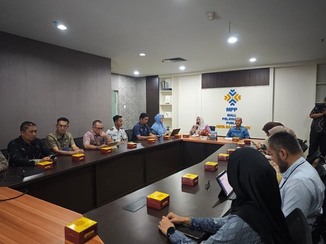 BBPOM Aceh terus berkomitmen meningkatkan kualitas pelayanan publik yang mudah diakses, cepat, dan responsif terhadap kebutuhan masyarakat. Hal itu disampaikan dalam Rapat yang diselenggarakan di Ruang Rapat DPMPTSP Kota Banda Aceh, Kamis (25/6/2026).